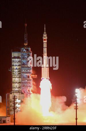 221129 -- JIUQUAN, 29. November 2022 -- das bemannte Raumschiff Shenzhou-15, auf der langen März-2F Y15 Trägerrakete, springt vom Jiuquan Satellite Launch Center im Nordwesten Chinas, 29. November 2022 ab. EyesonSciCHINA-SHENZHOU-15-LAUNCH CN LiuxLei PUBLICATIONxNOTxINxCHN Stockfoto