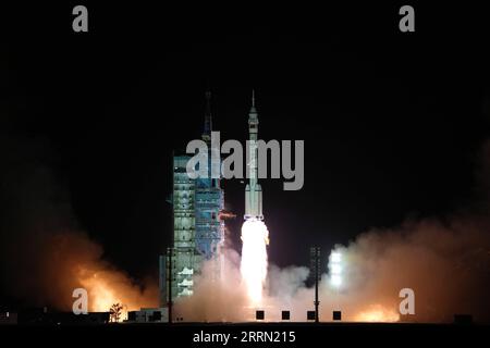 221129 -- JIUQUAN, 29. November 2022 -- das bemannte Raumschiff Shenzhou-15, auf der langen März-2F Y15 Trägerrakete, springt vom Jiuquan Satellite Launch Center im Nordwesten Chinas, 29. November 2022 ab. Etwa 10 Minuten nach dem Start trennte sich Shenzhou-15 von der Rakete und trat in ihre ausgewiesene Umlaufbahn ein. Die Crew-Mitglieder sind in gutem Zustand, und der Start ist ein voller Erfolg. Mit dem Erfolg des Starts sind alle zwölf geplanten Starts in den Schlüsselphasen der Technologieverifizierung und des Baus der Raumstation abgeschlossen. EyesonSciCHINA-SHENZHOU-15-LAUNCH CN LixGang PUBLICATIONx Stockfoto