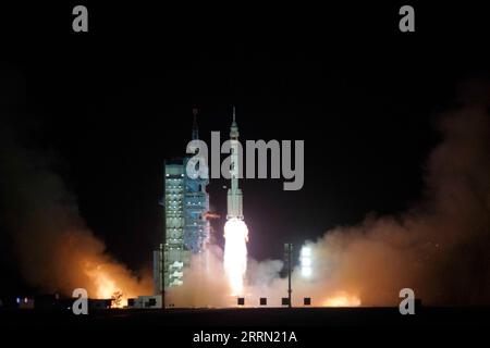 221129 -- JIUQUAN, 29. November 2022 -- das bemannte Raumschiff Shenzhou-15, auf der langen März-2F Y15 Trägerrakete, springt vom Jiuquan Satellite Launch Center im Nordwesten Chinas, 29. November 2022 ab. EyesonSciCHINA-SHENZHOU-15-LAUNCH CN LixGang PUBLICATIONxNOTxINxCHN Stockfoto
