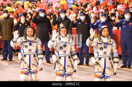 221129 -- JIUQUAN, 29. November 2022 -- Eine Abstechzeremonie für drei chinesische Astronauten der Shenzhou-15 bemannten Weltraummission findet im Jiuquan Satellite Launch Center in Nordwestchina, 29. November 2022, statt. Die Astronauten Fei Junlong R, Deng Qingming C und Zhang Lu haben jahrelange mühsame Ausbildung für diese sechsmonatige Mission erhalten, während der der Bau der chinesischen Raumstation offiziell abgeschlossen sein wird. CHINA-JIUQUAN-SHENZHOU-15-ASTRONAUTEN-SEE-OFF ZEREMONIE CN LIUXLEI PUBLICATIONXNOTXINXCHN Stockfoto