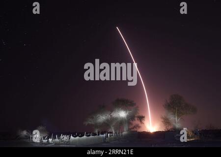 221129 -- JIUQUAN, 29. November 2022 -- das bemannte Raumschiff Shenzhou-15, auf der langen März-2F Y15 Trägerrakete, springt vom Jiuquan Satellite Launch Center im Nordwesten Chinas, 29. November 2022 ab. EyesonSciCHINA-SHENZHOU-15-LAUNCH CN RenxJunchuan PUBLICATIONxNOTxINxCHN Stockfoto