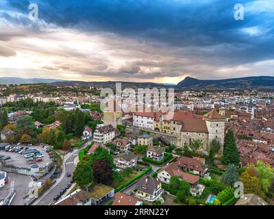 Annecy City Center Panorama-Blick aus der Luft über die Altstadt, Burg, Thiou Fluss und Berge rund um den See. Annecy ist bekannt als das Venedig von t Stockfoto