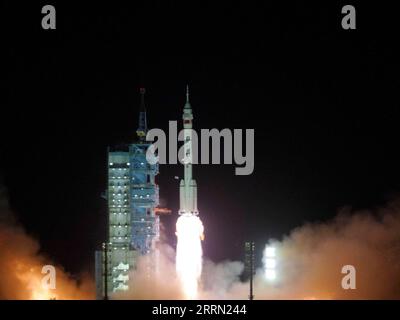 221129 -- JIUQUAN, 29. November 2022 -- das bemannte Raumschiff Shenzhou-15, auf der langen März-2F Y15 Trägerrakete, springt vom Jiuquan Satellite Launch Center im Nordwesten Chinas, 29. November 2022 ab. EyesonSciCHINA-SHENZHOU-15-LAUNCH CN LixGang PUBLICATIONxNOTxINxCHN Stockfoto