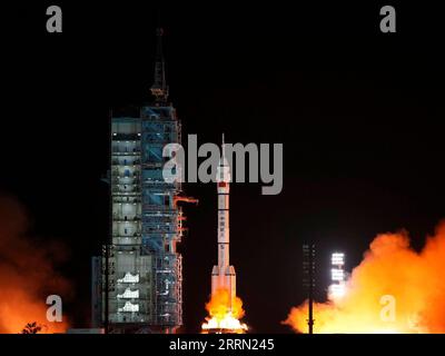 221129 -- JIUQUAN, 29. November 2022 -- das bemannte Raumschiff Shenzhou-15, auf der langen März-2F Y15 Trägerrakete, springt vom Jiuquan Satellite Launch Center im Nordwesten Chinas, 29. November 2022 ab. EyesonSciCHINA-SHENZHOU-15-LAUNCH CN LixGang PUBLICATIONxNOTxINxCHN Stockfoto
