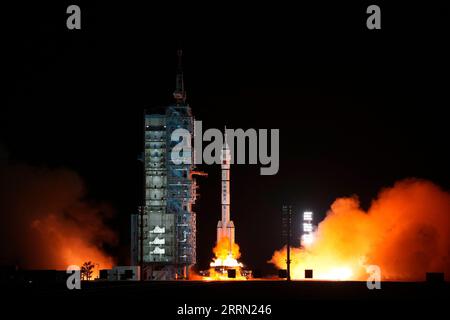 221129 -- JIUQUAN, 29. November 2022 -- das bemannte Raumschiff Shenzhou-15, auf der langen März-2F Y15 Trägerrakete, springt vom Jiuquan Satellite Launch Center im Nordwesten Chinas, 29. November 2022 ab. EyesonSciCHINA-SHENZHOU-15-LAUNCH CN LixGang PUBLICATIONxNOTxINxCHN Stockfoto