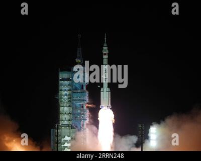 221129 -- JIUQUAN, 29. November 2022 -- das bemannte Raumschiff Shenzhou-15, auf der langen März-2F Y15 Trägerrakete, springt vom Jiuquan Satellite Launch Center im Nordwesten Chinas, 29. November 2022 ab. Etwa 10 Minuten nach dem Start trennte sich Shenzhou-15 von der Rakete und trat in ihre ausgewiesene Umlaufbahn ein. Die Crew-Mitglieder sind in gutem Zustand, und der Start ist ein voller Erfolg. Mit dem Erfolg des Starts sind alle zwölf geplanten Starts in den Schlüsselphasen der Technologieverifizierung und des Baus der Raumstation abgeschlossen. EyesonSciCHINA-SHENZHOU-15-LAUNCH CN LixGang PUBLICATIONx Stockfoto