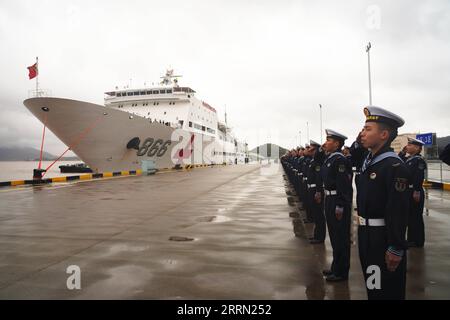 221130 -- HANGZHOU, 30. November 2022 -- das chinesische Marinespital-Schiff Peace Ark kommt am 29. November 2022 in einem Militärhafen in Zhoushan in der ostchinesischen Provinz Zhejiang an. Das chinesische Marinespitalschiff Peace Ark erreichte am Dienstagmorgen einen Militärhafen in Zhoushan in der ostchinesischen Provinz Zhejiang, nachdem es eine medizinische Mission in Jakarta, der Hauptstadt Indonesiens, erfolgreich abgeschlossen hatte. MIT chinesischem Marinespital Schiff nach Hause nach Besuch in Jakarta zu GEHEN Foto von /Xinhua CHINA-ZHEJIANG-MARINESPITAL SCHIFF-RÜCKKEHR CN SunxFei PUBLICATIONxNOTxINxCHN Stockfoto