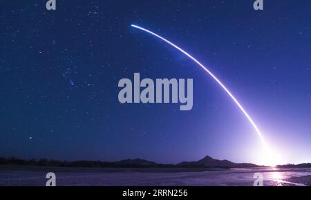 221129 -- JIUQUAN, 29. November 2022 -- das bemannte Raumschiff Shenzhou-15, auf der langen März-2F Y15 Trägerrakete, springt vom Jiuquan Satellite Launch Center im Nordwesten Chinas, 29. November 2022 ab. EyesonSciCHINA-SHENZHOU-15-LAUNCH CN LianxZhen PUBLICATIONxNOTxINxCHN Stockfoto