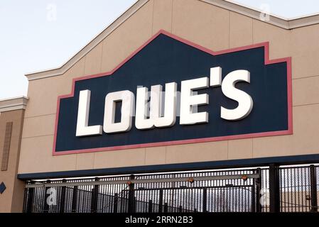 Toronto, ON, Kanada - 20. August 2023: Sehen Sie sich das Lowe's Store Sign in Toronto an Stockfoto