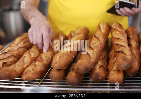 221201 -- PARIS, 1. Dezember 2022 -- dieses Dateifoto vom 11. Mai 2019 zeigt Baguettes während des 24. Brotfestivals in Paris, Frankreich. Das handwerkliche Know-how und die Kultur des Baguette-Brotes wurden am Mittwoch von der UNESCO der Organisation für Erziehung, Wissenschaft und Kultur der Vereinten Nationen offiziell in die Liste des immateriellen Kulturerbes der Menschheit aufgenommen. FRANCE-PARIS-BAGUETTE GaoxJing PUBLICATIONxNOTxINxCHN Stockfoto