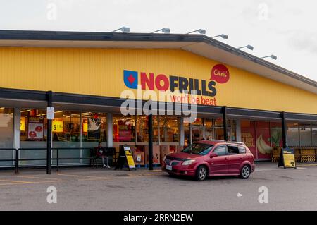 Toronto, ON, Kanada - 19. Dezember 2022: No Frills ist eine kanadische Supermarktkette Stockfoto