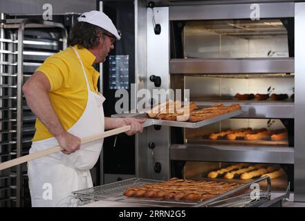 221201 -- PARIS, 1. Dez. 2022 -- dieses Dateifoto, das am 11. Mai 2019 aufgenommen wurde, zeigt einen Mitarbeiter, der während des 24. Brotfestivals in Paris, Frankreich, Baguettes zubereitet. Das handwerkliche Know-how und die Kultur des Baguette-Brotes wurden am Mittwoch von der UNESCO der Organisation für Erziehung, Wissenschaft und Kultur der Vereinten Nationen offiziell in die Liste des immateriellen Kulturerbes der Menschheit aufgenommen. FRANCE-PARIS-BAGUETTE GaoxJing PUBLICATIONxNOTxINxCHN Stockfoto