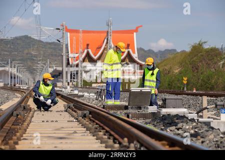 221202 -- VIENTIANE, 2. Dezember 2022 -- chinesische und laotische Mitarbeiter unterhalten die Eisenbahn in Luang Prabang, Laos, 1. Dezember 2022. Die China-Laos-Eisenbahn hat die Freundschaft zwischen chinesischen und laotischen Mitarbeitern vertieft und Ländern und Völkern Entwicklungsmöglichkeiten geboten. Als Symbol für die Freundschaft zwischen China und Laos und als Triumph über Laos Binnenland hat der Abschnitt Laos seit seiner Eröffnung mehr als 110.000 Arbeitsplätze für die laotischen Menschen geschaffen und hat das Interesse zahlreicher chinesischer und lokaler junger Talente geweckt, die ihre berufliche Laufbahn auf der Bahn verfolgen. ZU DEN Funktionen: Kinn Stockfoto