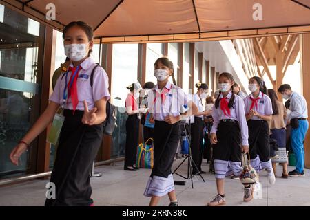 221204 -- VIENTIANE, 4. Dezember 2022 -- Schüler der Grundschule für die China-Laos-Freundschaft Nongping betreten den Bahnhof Vientiane in Vientiane, Laos, 1. Dezember 2022. DER stellvertretende Premierminister Laos begrüßt die Laos-China Railway als Stolz auf Laos Foto von /Xinhua LAOS-VIENTIANE-DEPUTY PM-CHINA-LAOS RAILWAY KaikeoxSaiyasane PUBLICATIONxNOTxINxCHN Stockfoto