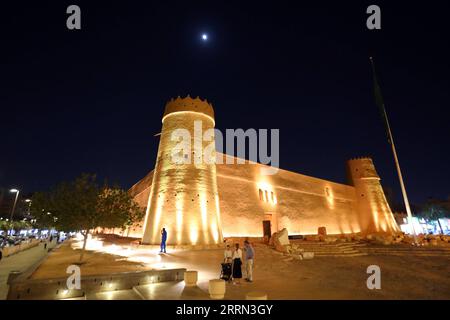 221205 -- RIAD, 5. Dezember 2022 -- dieses Foto, das am 4. Dezember 2022 aufgenommen wurde, zeigt das Al Masmak Palace Museum in Riad, Saudi-Arabien. SAUDI-ARABIEN-RIAD-LANDSCHAFT SuixXiankai PUBLICATIONxNOTxINxCHN Stockfoto