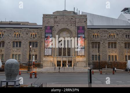 Toronto, ON, Kanada – 20. August 2023: Das Royal Ontario Museum ist ein Museum für Kunst, Weltkultur und Naturgeschichte in Kanada Stockfoto