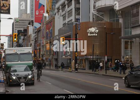 Toronto, ON, Kanada – 20. August 2023: Blick auf das Firmenschild von Root in Kanada Stockfoto