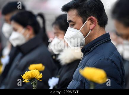 221206 -- ÜRÜMQI, 6. Dezember 2022 -- Menschen trauern um Genossen Jiang Zemin auf einer Straße in Ürümqi, Nordwestchinas Autonome Region Xinjiang Uygur, 6. Dezember 2022. Ein Gedenktreffen für Jiang Zemin, der am 30. November im Alter von 96 Jahren verstarb, fand am Dienstagmorgen in der Großen Halle des Volkes in Peking statt. Das Treffen wurde vom Zentralkomitee der Kommunistischen Partei Chinas (KPCh), dem Ständigen Komitee des Nationalen Volkskongresses (NPC), dem Staatsrat, dem Nationalen Komitee der Politischen Konsultativkonferenz des chinesischen Volkes (CPPCC) und der Zentralen Militärkommissio abgehalten Stockfoto