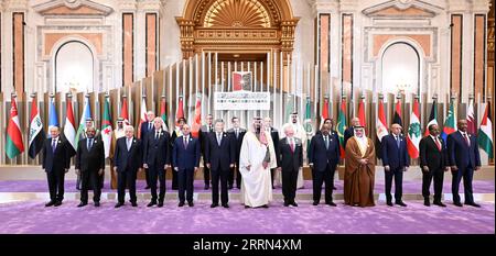 221209 -- RIAD, 9. Dezember 2022 -- der chinesische Präsident Xi Jinping, der saudische Kronprinz und Premierminister Mohammed bin Salman Al Saud, der ägyptische Präsident Abdel Fattah el-Sisi, König Abdullah II. Von Jordanien, König von Bahrain Hamad bin Isa Al Khalifa, Kronprinz von Kuwait Sheikh Mishal Al-Ahmad Al-Jaber Al-Sabah, der tunesische Präsident Kais Saied, der dschibutische Präsident Ismail Omar Guelleh, der palästinensische Präsident Mahmoud Abbas, Katar Emir Sheikh Tamim bin Hamad Al Thani, der komorische Präsident Azali Assoumani, der mauretanische Präsident Mohamed Ould Ghazouani, der irakische Premierminister Mohammed Shia al-Sudani, die marokkanische P Stockfoto