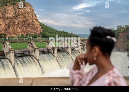 221214 -- JOHANNESBURG, 14. Dezember 2022 -- Ein touristischer Blick auf die Landschaft des Hartbeespoort Dam in der Nordwestprovinz von Südafrika, 13. Dezember 2022. Foto: /Xinhua SOUTH AFRICA-NORTH WEST PROVINCE-HARTBEESPOORT DAM ShiraazxMohamed PUBLICATIONxNOTxINxCHN Stockfoto