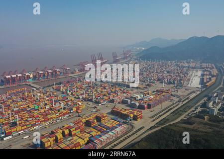 221214 -- NINGBO, 14. Dezember 2022 -- dieses Luftbild vom 13. Dezember 2022 zeigt das Gebiet Chuanshan im Hafen Ningbo-Zhoushan in der ostchinesischen Provinz Zhejiang. Der Fracht- und Containerumschlag des Hafens Ningbo-Zhoushan verzeichnete in den ersten 11 Monaten 2022 ein jährliches Wachstum von 3,41 Prozent bzw. 7,84 Prozent. Der Frachtumschlag des Hafens erreichte 1,16 Milliarden Tonnen, während der Containerumschlag 31,26 Millionen TEU-Einheiten in Höhe von 20 Fuß erreichte. CHINA-ZHEJIANG-NINGBO-ZHOUSHAN PORT-THROUGHPUT CN HUANGXZONGZHI PUBLICATIONXNOTXINXCHN Stockfoto