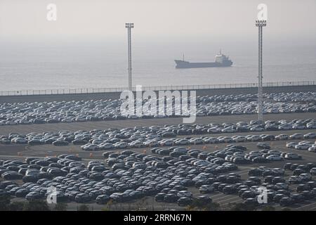 221214 -- NINGBO, 14. Dezember 2022 -- dieses Foto, das am 13. Dezember 2022 aufgenommen wurde, zeigt Fahrzeuge am Meidong Dock des Ningbo-Zhoushan Hafens in der ostchinesischen Provinz Zhejiang. Der Fracht- und Containerumschlag des Hafens Ningbo-Zhoushan verzeichnete in den ersten 11 Monaten 2022 ein jährliches Wachstum von 3,41 Prozent bzw. 7,84 Prozent. Der Frachtumschlag des Hafens erreichte 1,16 Milliarden Tonnen, während der Containerumschlag 31,26 Millionen TEU-Einheiten in Höhe von 20 Fuß erreichte. CHINA-ZHEJIANG-NINGBO-ZHOUSHAN PORT-THROUGHPUT CN HUANGXZONGZHI PUBLICATIONXNOTXINXCHN Stockfoto