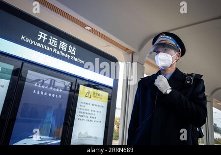 221214 -- KUNMING, 14. Dezember 2022 -- Ein Eisenbahnmitarbeiter arbeitet am Kaiyuannan Railway Station of Mile-Mengzi High-Speed Railway in der südwestchinesischen Provinz Yunnan, 14. Dezember 2022. Die 107 km lange Eisenbahn verbindet die Städte Mile und Mengzi, beide in Yunnan’s Honghe Hani und Yi Autonomous Prefecture. Personenzüge, die auf der Bahn verkehren, werden mit 250 km/h fahren. CHINA-YUNNAN-MILE-MENGZI HOCHGESCHWINDIGKEITSBAHN CN WANGXGUANSEN PUBLICATIONXNOTXINXCHN Stockfoto