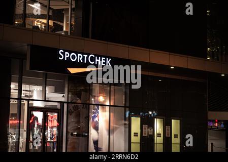 Toronto, ON, Kanada – 3. September 2023: Blick auf das Schild der Sportchek Company in Toronto Stockfoto