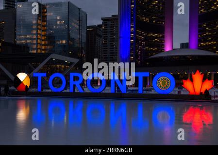 Toronto, ON, Kanada – 19. Dezember 2022: Toronro-Schild am Nathan Phillips Square in der Innenstadt von Toronto Stockfoto