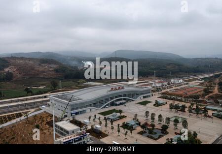 221214 -- KUNMING, 14. Dez. 2022 -- dieses Luftbild vom 14. Dez. 2022 zeigt den Kaiyuannan Railway Station of Mile-Mengzi High-Speed Railway in der südwestlichen chinesischen Provinz Yunnan. Die 107 km lange Eisenbahn verbindet die Städte Mile und Mengzi, beide in Yunnan’s Honghe Hani und Yi Autonomous Prefecture. Personenzüge, die auf der Bahn verkehren, werden mit 250 km/h fahren. CHINA-YUNNAN-MILE-MENGZI HOCHGESCHWINDIGKEITSBAHN CN WANGXGUANSEN PUBLICATIONXNOTXINXCHN Stockfoto