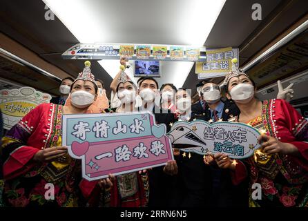 221214 -- KUNMING, 14. Dezember 2022 -- Dirigenten posieren für ein Foto auf einem Versuchszug der Hochgeschwindigkeitsbahn Mile-Mengzi in der südwestchinesischen Provinz Yunnan, 14. Dezember 2022. Die 107 km lange Eisenbahn verbindet die Städte Mile und Mengzi, beide in Yunnan’s Honghe Hani und Yi Autonomous Prefecture. Personenzüge, die auf der Bahn verkehren, werden mit 250 km/h fahren. CHINA-YUNNAN-MILE-MENGZI HOCHGESCHWINDIGKEITSBAHN CN WANGXGUANSEN PUBLICATIONXNOTXINXCHN Stockfoto