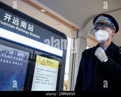 221214 -- KUNMING, 14. Dezember 2022 -- Ein Eisenbahnmitarbeiter arbeitet am Kaiyuannan Railway Station of Mile-Mengzi High-Speed Railway in der südwestchinesischen Provinz Yunnan, 14. Dezember 2022. Die 107 km lange Eisenbahn verbindet die Städte Mile und Mengzi, beide in Yunnan’s Honghe Hani und Yi Autonomous Prefecture. Personenzüge, die auf der Bahn verkehren, werden mit 250 km/h fahren. CHINA-YUNNAN-MILE-MENGZI HOCHGESCHWINDIGKEITSBAHN CN WANGXGUANSEN PUBLICATIONXNOTXINXCHN Stockfoto