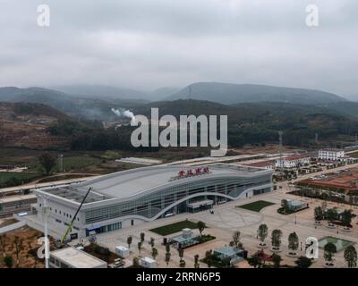 221214 -- KUNMING, 14. Dez. 2022 -- dieses Luftbild vom 14. Dez. 2022 zeigt den Kaiyuannan Railway Station of Mile-Mengzi High-Speed Railway in der südwestlichen chinesischen Provinz Yunnan. Die 107 km lange Eisenbahn verbindet die Städte Mile und Mengzi, beide in Yunnan’s Honghe Hani und Yi Autonomous Prefecture. Personenzüge, die auf der Bahn verkehren, werden mit 250 km/h fahren. CHINA-YUNNAN-MILE-MENGZI HOCHGESCHWINDIGKEITSBAHN CN WANGXGUANSEN PUBLICATIONXNOTXINXCHN Stockfoto