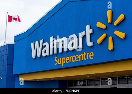 Toronto, ON, Kanada - 30. August 2023: Blick auf das Logo des Walmart Supermarktes in Amerika Stockfoto