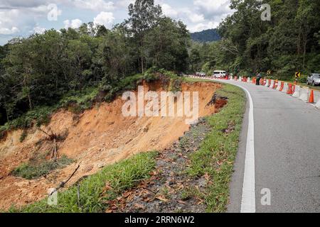 221216 -- KUALA LUMPUR, 16. Dezember 2022 -- dieses Foto vom 16. Dezember 2022 zeigt den Ort eines Erdrutsches in Batang Kali, Malaysia. Die Such- und Rettungsteams arbeiten hart daran, mehr als ein Dutzend Menschen zu retten, die noch immer von einem Erdrutsch in Malaysia gefangen sind, der am Freitag mindestens 16 Menschenleben forderte. /Xinhua MALAYSIA-BATANG KALI-LANDSLIDE str PUBLICATIONxNOTxINxCHN Stockfoto