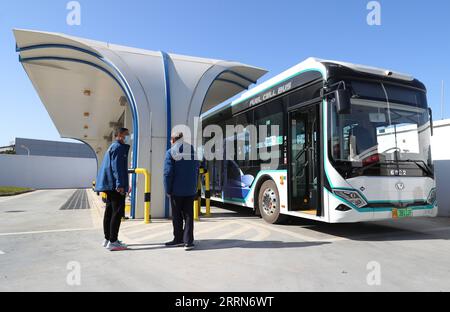 221216 -- SHANGHAI, 16. Dezember 2022 -- Ein öffentlicher Bus mit Wasserstoffbrennstoffzellen wird an einer Wasserstofftankstelle in Lingang, Einem neuen Gebiet von Pudong New Area, im östlichen Shanghai, 15. Dezember 2022, betankt. Als Demonstrationszone für den kommerziellen Betrieb von Fahrzeugen mit WasserstoffBrennstoffzellenantrieb in Shanghai, das neue Gebiet von Lingang hat seit Anfang 2022 einen weiteren Kilometer zurückgelegt, um mehr öffentliche Busse mit Wasserstoffbrennstoffzellen in den praktischen Einsatz zu bringen, und bis heute fahren dort 66 Einheiten dieser Art auf den Straßen. Weitere 52 Maschinen haben bereits den Nulllastbetrieb begonnen und werden voraussichtlich starten Stockfoto