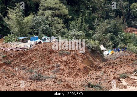 221216 -- KUALA LUMPUR, 16. Dezember 2022 -- Rettungskräfte suchen nach den Erdrutschopfern in Batang Kali, Malaysia, 16. Dezember 2022. Die Such- und Rettungsteams arbeiten hart daran, mehr als ein Dutzend Menschen zu retten, die noch immer von einem Erdrutsch in Malaysia gefangen sind, der am Freitag mindestens 16 Menschenleben forderte. /Xinhua MALAYSIA-BATANG KALI-LANDSLIDE str PUBLICATIONxNOTxINxCHN Stockfoto