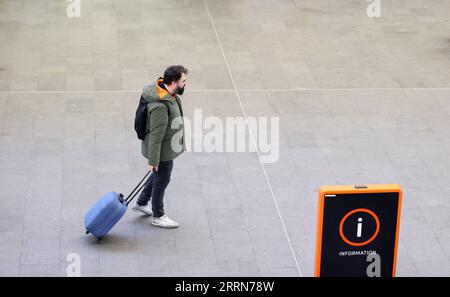 221218 -- LONDON, 18. Dezember 2022 -- A Passenger Walks at King s Cross Railway Station in London, Großbritannien, 17. Dezember 2022. Im Vereinigten Königreich sind während der Weihnachtszeit wochenlange massive Streiks von Transport- und Postarbeitern, Krankenschwestern und Grenzschutzbeamten zu verzeichnen. Am Dienstag begann eine Welle industrieller Maßnahmen, bei der mehr als 40.000 Mitglieder der National Union of Rail, Maritime and Transport Workers RMT 48 Stunden lang ausliefen. Drei weitere Wochen der Unterbrechung werden folgen. TOGO WITH Roundup: Massive Strikes to Hit BRITAIN in Christmas SEASON BRITAIN-LONDON-CHRISTMAS SEASON-STRIKES LixYi Stockfoto