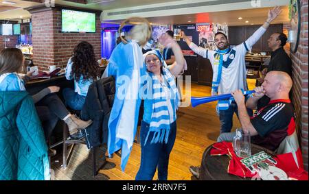 221219 -- MONTREAL, 19. Dezember 2022 -- Fans Argentiniens sehen sich das Finale der FIFA Fussball-Weltmeisterschaft 2022 zwischen Argentinien und Frankreich in Montreal, Kanada, am 18. Dezember 2022 an. Foto von /Xinhua SPCANADA-MONTREAL-FOOTBALL-FIFA-WM-FANS ZouxZheng PUBLICATIONxNOTxINxCHN Stockfoto