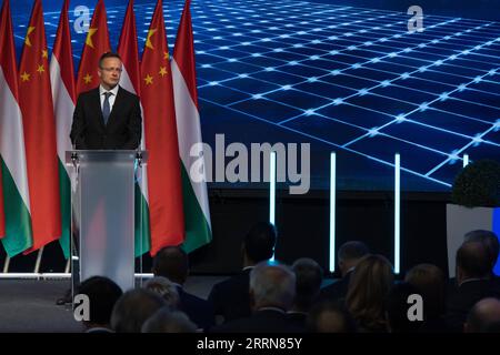 221221 -- HANGZHOU/BRÜSSEL, 21. Dezember 2022 -- der ungarische Außenminister Peter Szijjarto spricht während einer Zeremonie in Debrecen, Ungarn, am 5. September 2022. Der chinesische Batteriehersteller Contemporary Amperex Technology Co., Limited CATL unterzeichnete einen Immobilienvertrag mit der ungarischen Stadt Debrecen, der die offizielle Markteinführung des zweiten europäischen Werks markierte. Foto von /Xinhua Xinhua Schlagzeilen: Tech, Business Partnership Boost China-Europe Cooperation AttilaxVolgyi PUBLICATIONxNOTxINxCHN Stockfoto