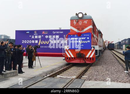 221221 -- HANGZHOU/BRÜSSEL, 21. Dezember 2022 -- Ein Güterzug mit 100 TEU Fracht fährt von Yiwu, der ostchinesischen Provinz Zhejiang, nach Minsk in Weißrussland, 21. Oktober 2020, ab und markiert die 1.000. Reise der chinesisch-europäischen Güterzüge in dieser Provinz in diesem Jahr. Foto von /Xinhua Xinhua Schlagzeilen: Tech, Business Partnership Boost China-Europe Cooperation GongxXianming PUBLICATIONxNOTxINxCHN Stockfoto