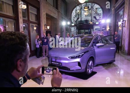 221221 -- HANGZHOU/BRÜSSEL, 21. Dezember 2022 -- Ein Geely s Geometry C Elektroauto wird vor der Unterzeichnungszeremonie in Budapest, Ungarn, am 4. November 2022 gezeigt. Der chinesische Automobilhersteller Geely Auto Group ist mit der Unterzeichnung einer Vereinbarung mit dem ungarischen Automobilimporteur Grand Automotive Central Europe GACE in den EU-Markt eingetreten. Foto von /Xinhua Xinhua Schlagzeilen: Tech, Business Partnership Boost China-Europe Cooperation AttilaxVolgyi PUBLICATIONxNOTxINxCHN Stockfoto