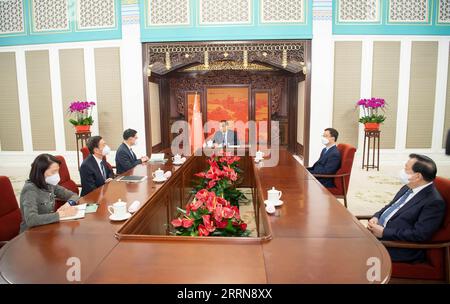 221223 -- PEKING, 23. Dezember 2022 -- Premierminister Li Keqiang trifft sich mit dem Chief Executive der Sonderverwaltungsregion Hongkong HKSAR John Lee, der derzeit einen Dienstbesuch in Peking, der Hauptstadt Chinas, am 22. Dezember 2022 abstattet. CHINA-BEIJING-LI KEQIANG-HKSAR-JOHN LEE-MEETING CN LIXTAO PUBLICATIONXNOTXINXCHN Stockfoto