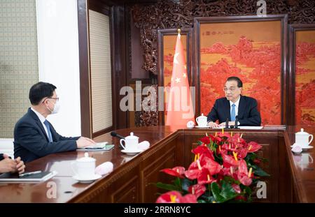 221223 -- PEKING, 23. Dezember 2022 -- Premierminister Li Keqiang trifft sich mit dem Chief Executive der Sonderverwaltungsregion Hongkong HKSAR John Lee, der derzeit einen Dienstbesuch in Peking, der Hauptstadt Chinas, am 22. Dezember 2022 abstattet. CHINA-BEIJING-LI KEQIANG-HKSAR-JOHN LEE-MEETING CN LIXTAO PUBLICATIONXNOTXINXCHN Stockfoto