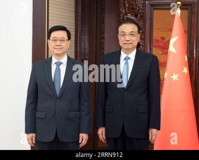 221223 -- PEKING, 23. Dezember 2022 -- Premierminister Li Keqiang trifft sich mit dem Chief Executive der Sonderverwaltungsregion Hongkong HKSAR John Lee, der derzeit einen Dienstbesuch in Peking, der Hauptstadt Chinas, am 22. Dezember 2022 abstattet. CHINA-BEIJING-LI KEQIANG-HKSAR-JOHN LEE-MEETING CN LIXTAO PUBLICATIONXNOTXINXCHN Stockfoto