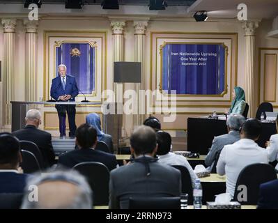 Paris, Frankreich. September 2023. Der US-Kongressabgeordnete Randy Weber (R-TX) spricht auf der Konferenz mit den Iranern. Er sagte, die Menschen suchen den Weg der Freiheit und werden jede Art von Diktatur los, deshalb singen sie: Tod für den Unterdrücker, sei es der König oder der Führer. Am 16. September findet der landesweite Aufstand im Iran statt, und 2022 fand die Konferenz im NCRI-Hauptquartier in der Nähe von Paris statt. (Foto: Siavosh Hosseini/SOPA Images/SIPA USA) Credit: SIPA USA/Alamy Live News Stockfoto