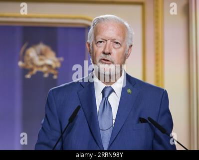 Paris, Frankreich. September 2023. Der US-Kongressabgeordnete Randy Weber (R-TX) spricht mit den Iranern und sagte, dass meine Freunde und ich eine Resolution im US-Kongress unterstützt haben, die den 10-Punkte-Plan von Frau Rajavi für die Zukunft des Iran unterstützt und die königliche und religiöse Diktatur ablehnt. Am 16. September findet der landesweite Aufstand im Iran statt, und 2022 fand die Konferenz im NCRI-Hauptquartier in der Nähe von Paris statt. (Foto: Siavosh Hosseini/SOPA Images/SIPA USA) Credit: SIPA USA/Alamy Live News Stockfoto