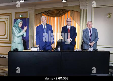 Paris, Frankreich. September 2023. Von links stehen Maryam Rajavi, designierter Präsident des Nationalen Widerstandsrates Irans (NCRI), US-Kongressabgeordneter Randy Weber (R-TX), Senator Gerry Horkan und der irische Staatsminister (1997-2002) und MdEP (2004-2014) Jim Higgins zu Ehren des iranischen Aufstands. Am 16. September findet der landesweite Aufstand im Iran statt, und 2022 fand die Konferenz im NCRI-Hauptquartier in der Nähe von Paris statt. (Foto: Siavosh Hosseini/SOPA Images/SIPA USA) Credit: SIPA USA/Alamy Live News Stockfoto