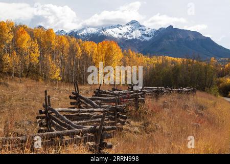 Blick von der Last Dollar Road in Richtung Last Dollar Mountain, Dallas Peak und Mt. Sneffels einschließlich eines Holzzauns in der San Juan Range, Colorado Stockfoto