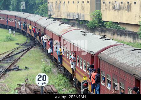 221224 -- COLOMBO, 24. Dezember 2022 -- Ein Zug voller Passagiere verlässt den Bahnhof in Colombo, Sri Lanka, am 24. Dezember 2022, vor dem Weihnachtsfeiertag. Foto von /Xinhua SRI LANKA-COLOMBO-RAILWAY STATION-CROWDS AjithxPerera PUBLICATIONxNOTxINxCHN Stockfoto